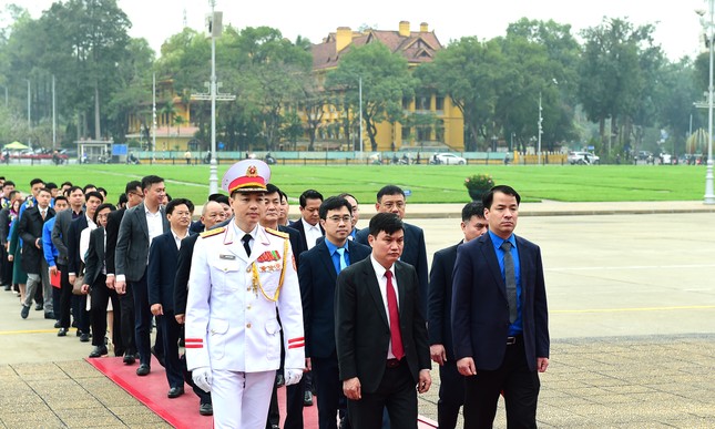 Các đại biểu vào Lăng viếng Chủ tịch Hồ Chí Minh. Ảnh: Xuân Tùng