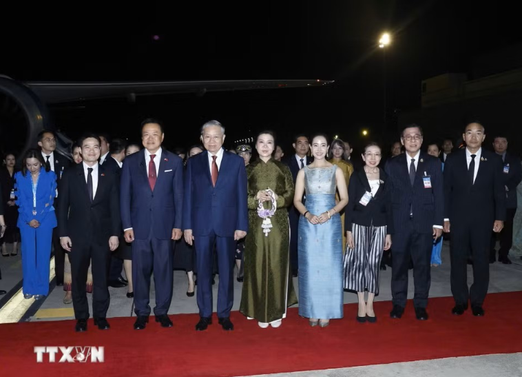Thủ tướng Thái Lan Anutin Charnvirakul và Phu nhân tiễn Tổng Bí thư, Chủ tịch nước Tô Lâm và Phu nhân tại sân bay. Ảnh: TTXVN